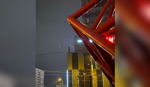 Muž stál na parapetnej doske a plakal, že chce skočiť. Od policajtov žiadal pivo a cigarety