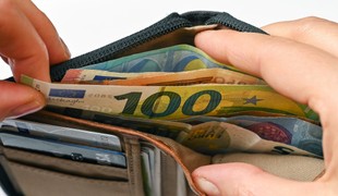 Z výplaty ostáva čoraz menej. Štát na daniach a odvodoch zhltne stovky eur mesačne