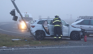 Zrážka autobusu s osobným autom si vyžiadala sedem zranených
