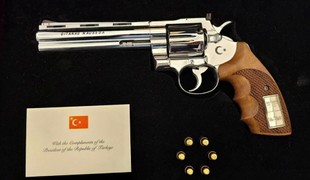Odborníčka na protokol: Revolver od Erdogana nebol najväčší problém. Ostrá munícia áno