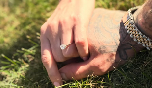 Našiel konečne tú pravú? Obľúbený český spevák pokľakol a bude svadba!