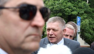 Robert Fico sa vrátil do Handlovej. Čakali ho priaznivci, ktorý videli atentát na vlastné oči