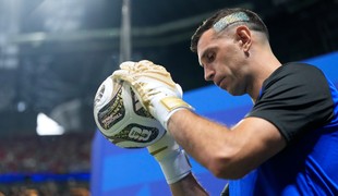 Každý deň má bolesti, operáciu odložil. Argentínsky brankár MARTINEZ nastúpi na finále