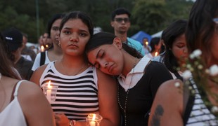 Plyšové hračky zostali pod troskami, deti spia v stanoch. Venezuela sa spamätáva z katastrofy