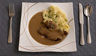 Pečená krkovička na pive so šťuchanými zemiakmi