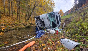 VIDEO: Dramatická zrážka dvoch kamiónov na Donovaloch, cesta je zablokovaná