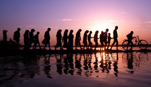 Kultúrne rozdiely či chýbajúci rešpekt? Briti vydali príručku pre migrantov o správaní k ženám, oči otvára aj nám na Slovensku!