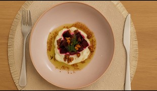 Pečená cvikla s bryndzovou penou, šalotkovou vinaigretou, medovými orieškami a pancettovými chipsami