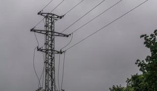 Štrnásťročný chlapec vyliezol na stožiar. Dostal ťažký zásah elektrickým prúdom