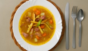 Šošovicová polievka s údeným, koreňovou zeleninou a vajíčkovou omeletou