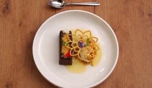 Čokoládová tortička s popcornovou zmrzlinou a smrekovým sirupom