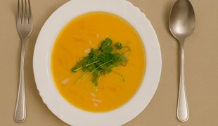 Mrkvovo-zázvorový krém s pečenými mandľami