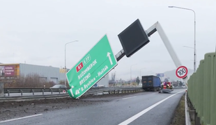 Kamión vrazil do zvodidiel a zdemoloval návestidlo, ktoré zablokovalo cestu