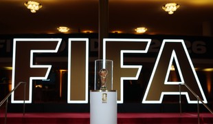 FIFA po kritike povolí fanúšikom priniesť si jednu fľašu s vodou