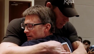 Drsňák pred kamerou, v skutočnosti citlivý dobrák! Hviezdny herec po správe o rakovine nezaváhal a konal!