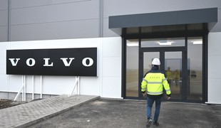 Volvo pri Košiciach spustilo prvú pracovnú zmenu. Závod má už tisícku zamestnancov