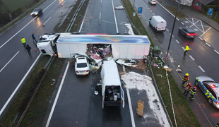 Na D1 pri Ilave zomrel vodič dodávky po náraze do prevráteného návesu