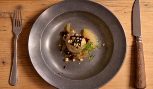 Pečeňová hrudka s mandľami, dusenou cibuľou a plackami