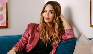 Jessica Alba má 45 a vyzerá fantasticky: V týchto bikinách pri mori púta pozornosť