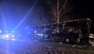 Nočná tragédia pri Liptovskej Osade: Autobus po zrážke začal horieť, vodič neprežil