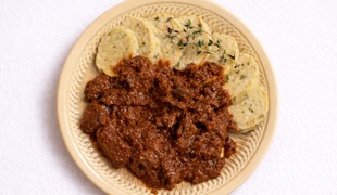 Divinový guláš s karlovarskými knedľami a džemovou omáčkou