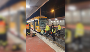 Ranná zrážka električiek ochromila dopravu. Hasiči vyslobodzovali zakliesnenú vodičku