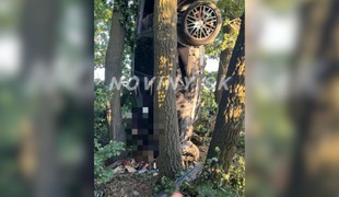 Muž (†30) zomrel pri tragickej nehode. Auto skončilo po náraze zapichnuté v zemi