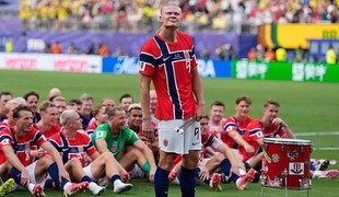 VIDEO: Rooney splnil sľub Haalandovi. Sadol do člna a vesloval na rieke