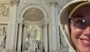 Zatmenie mysle Katy Perry? Toto v najslávnejšej fontáne sveta ešte nikdy neplávalo!