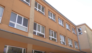 Ďalší útok na škole: Desať mladistvých zbilo chlapca, kopali ho do hlavy aj na zemi