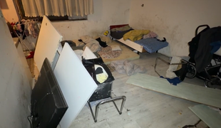 Rodinné peklo: Muž päsťami a kopancami zmlátil ženu pred siedmimi deťmi