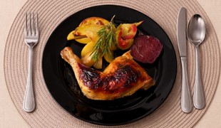 Kuracie stehná pečené na zemiakoch, baklažáne a cvikle