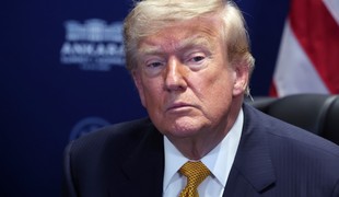 Trump pohrozil Iránu úplným zničením v prípade pokusu o atentát