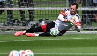 Neuer priznal, že nerozumie slangu mladších spoluhráčov