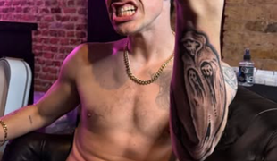 Za najsexi spevákom súčasnosti šalejú milióny žien, na divokej párty na lodi sa ukázal úplne nahý!