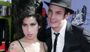 Vinili ho zo smrti Amy Winehouse, teraz prišla ďalšia rana! Zomrela aj matka jeho detí!