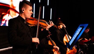 Pracuje s Darou Rolins, Rytmusom, Majselfom či Michalom Davidom! Fillipian ponúka Silu kvarteta a tónov, ktoré spájali generácie