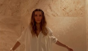 Herečka Monika SZABÓ ukázala trik, ktorý mení obyčajnú košeľu na ŠTÝLOVÉ šaty: Stačí jedna šatka!