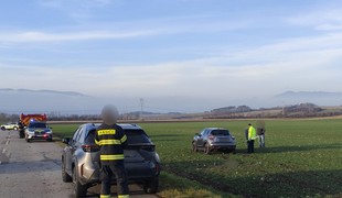 Tragická nehoda pri Martine: Auto po zrážke odhodilo druhé vozidlo na chodkyne, jedna zomrela