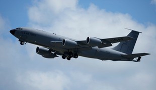 ONLINE: USA informujú o štyroch mŕtvych po strate tankovacieho lietadla