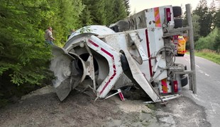Opitý šofér miešačky havaroval v horskom teréne: Mal 1,4 promile, z vraku ho vystrihovali hasiči