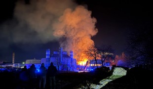 Vo Zvolene došlo k požiaru výrobnej haly, celý objekt zachvátili plamene