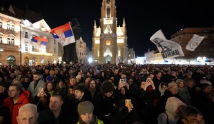 Tisíce ľudí opäť protestovali proti korupcii v Srbsku