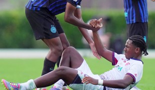 Futbalista z talianskeho Cagliari sa takmer utopil, spoluhráč Adama OBERTA bojuje o život