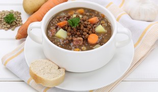 Rýchla polievka z bežných surovín, ktorá je ako teplé objatie: Tento recept musíte vyskúšať!