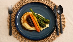 Hovädzie líčka na víne so zemiakovým pyré