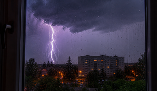 Pozor na počasie! Slovensko zasiahnu búrky, meteorológovia vydali výstrahy