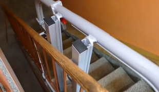 V Púchove poškodili schodiskovú plošinu pre postihnutú Emku ešte počas montáže