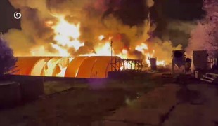 Oheň pohltil odpadový plast a pneumatiky. Hasiči zasahovali celú noc