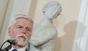 Ústavný súd nariadil českej vláde, aby zabezpečila účasť prezidenta Pavla na summite NATO
